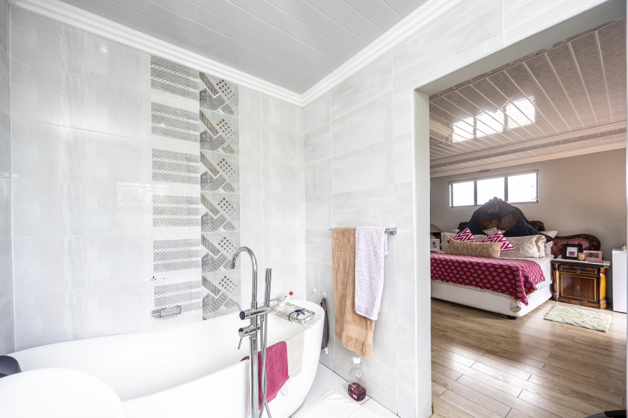 5 Bedroom Property for Sale in Beacon Bay North Eastern Cape